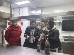 并扣问超市食物平安办理人员关于质期食物的处